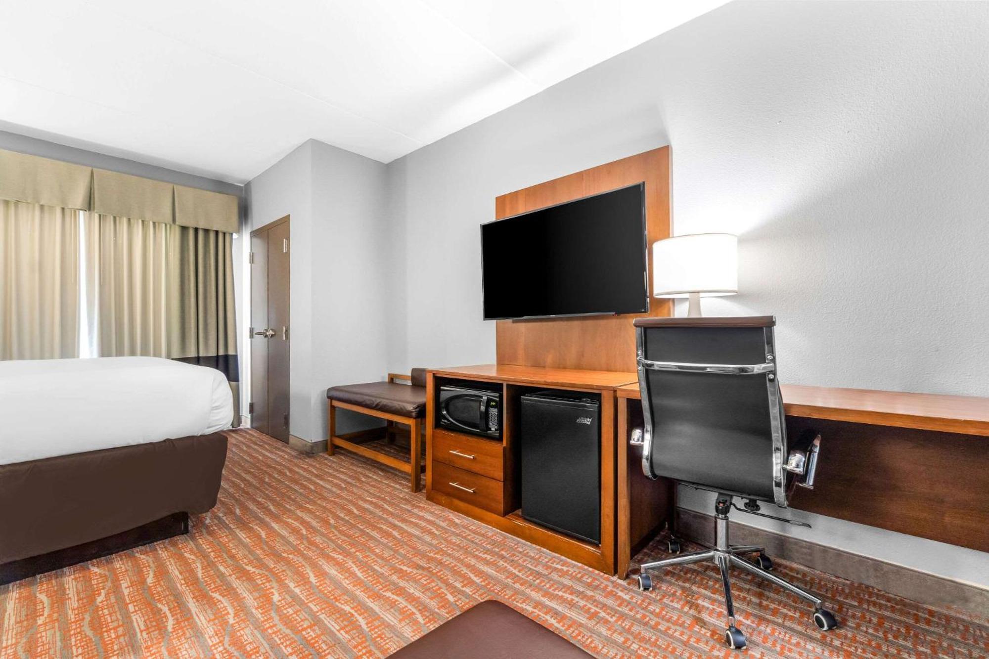 Queen Suite with Two Queen Beds - Non-Smoking,1591241624:JPEG